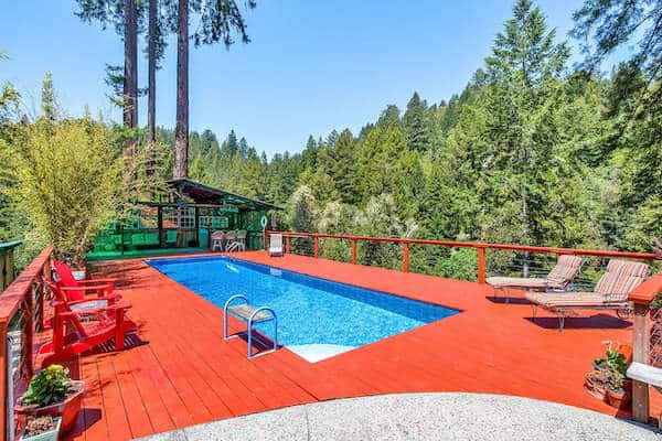 An awesome pet friendly treehouse in Sonoma County with a pool. 