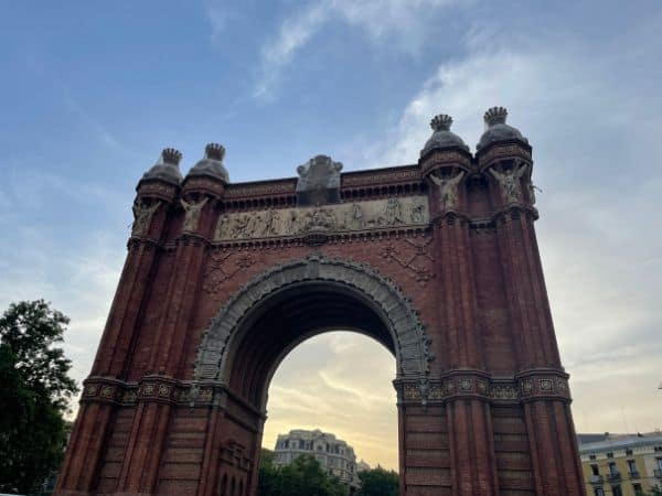 sunset behind the Arco de Triunfo de Barcelona